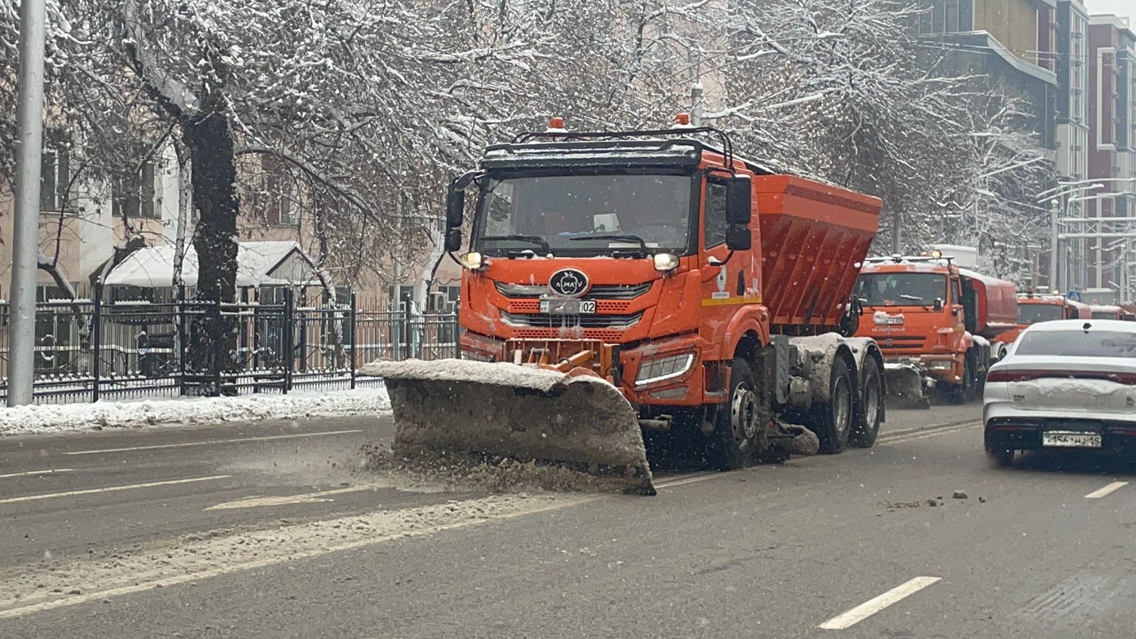 Қар тоқтаусыз жауып жатыр: қала көшелері тәулігіне төртінші рет күреліп жатыр