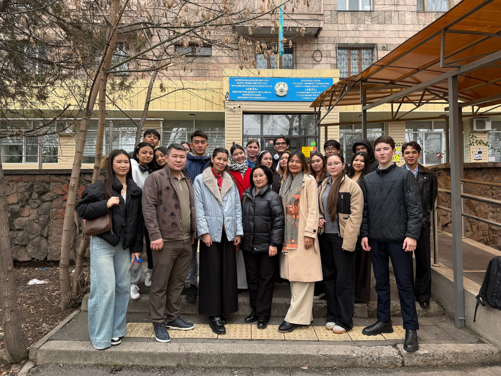 Алматы мемлекеттік бизнес колледжінің еріктілері «Аяла» орталығында қайырымдылық акциясын өткізді