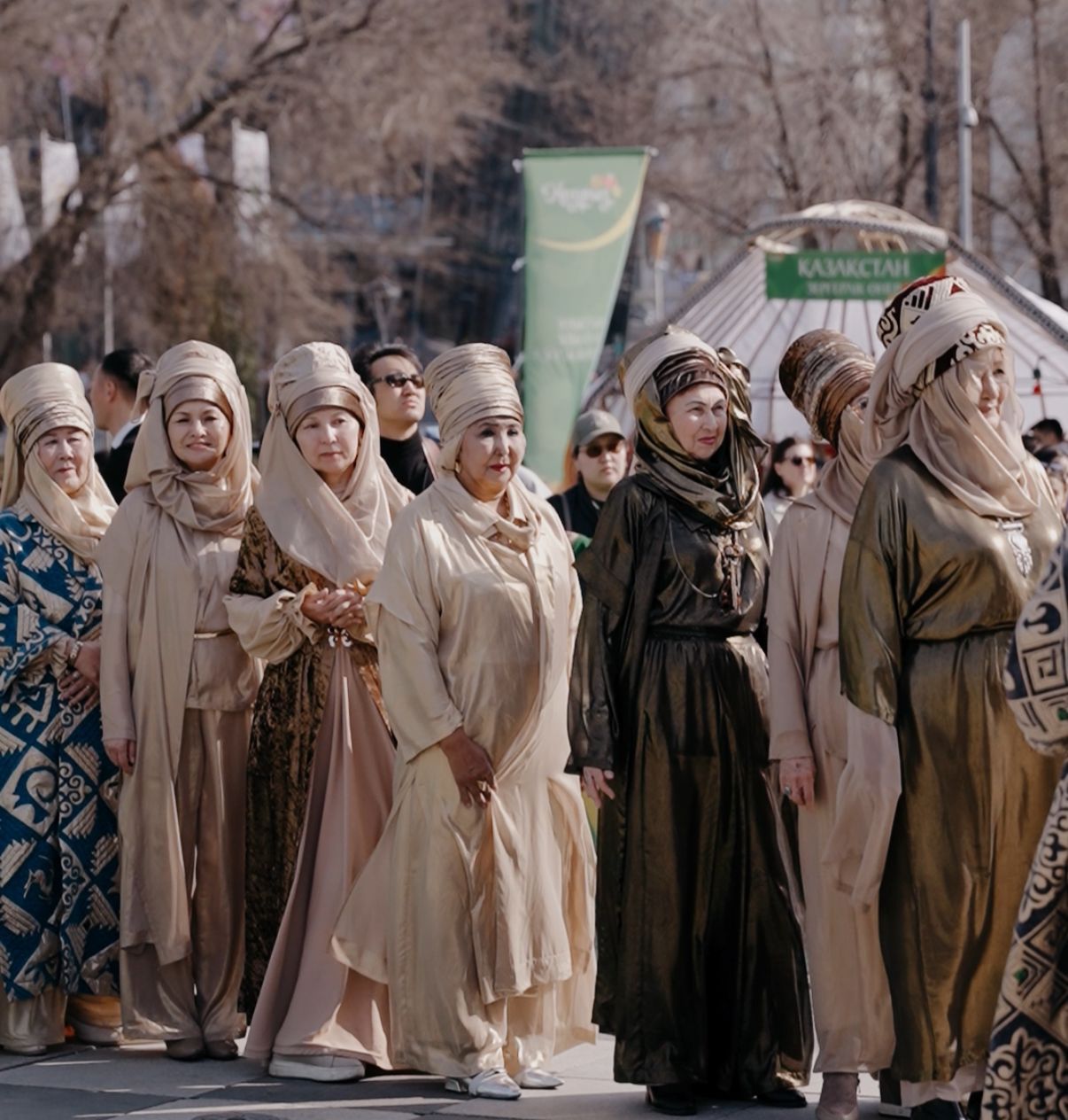 Абай алаңында әжелер подиумға шығып, сән көрсетті