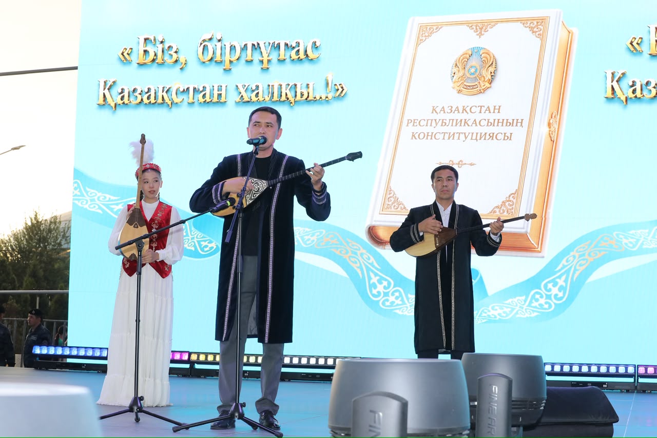 Алматылықтар жаңа Конституцияның күшіне енген күнін ауқымды концертпен атап өтті