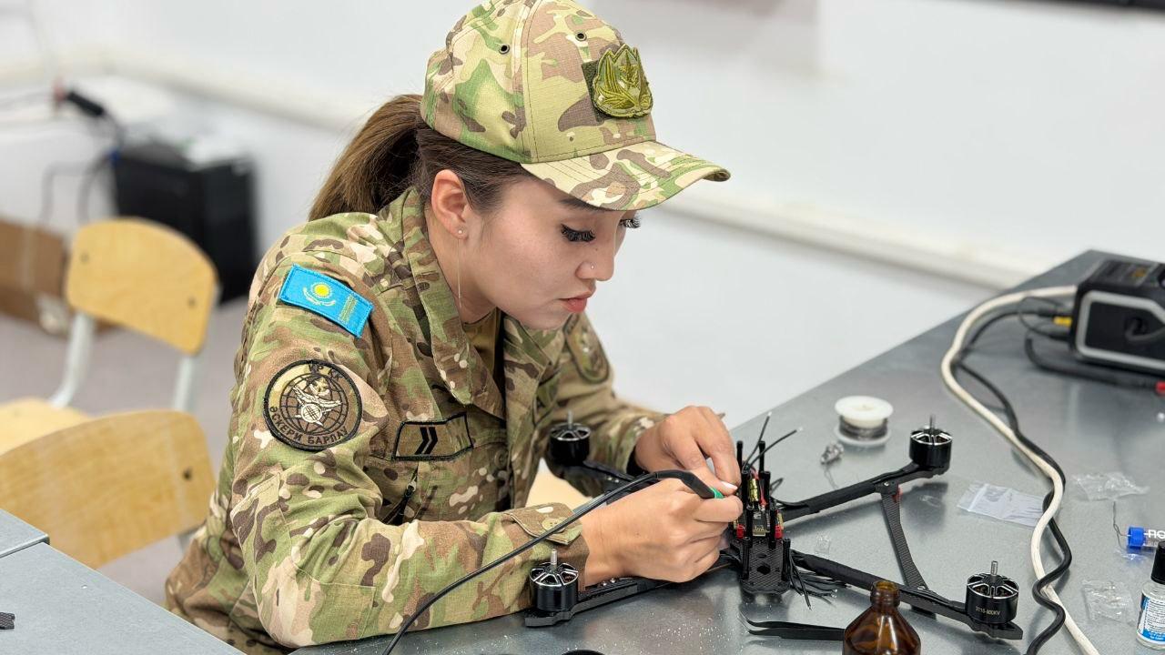 Дрон құрастыратын қыз: Құрлық әскерлері әскери институтының әскери қызметшісі болашақ технологияларын меңгеруде