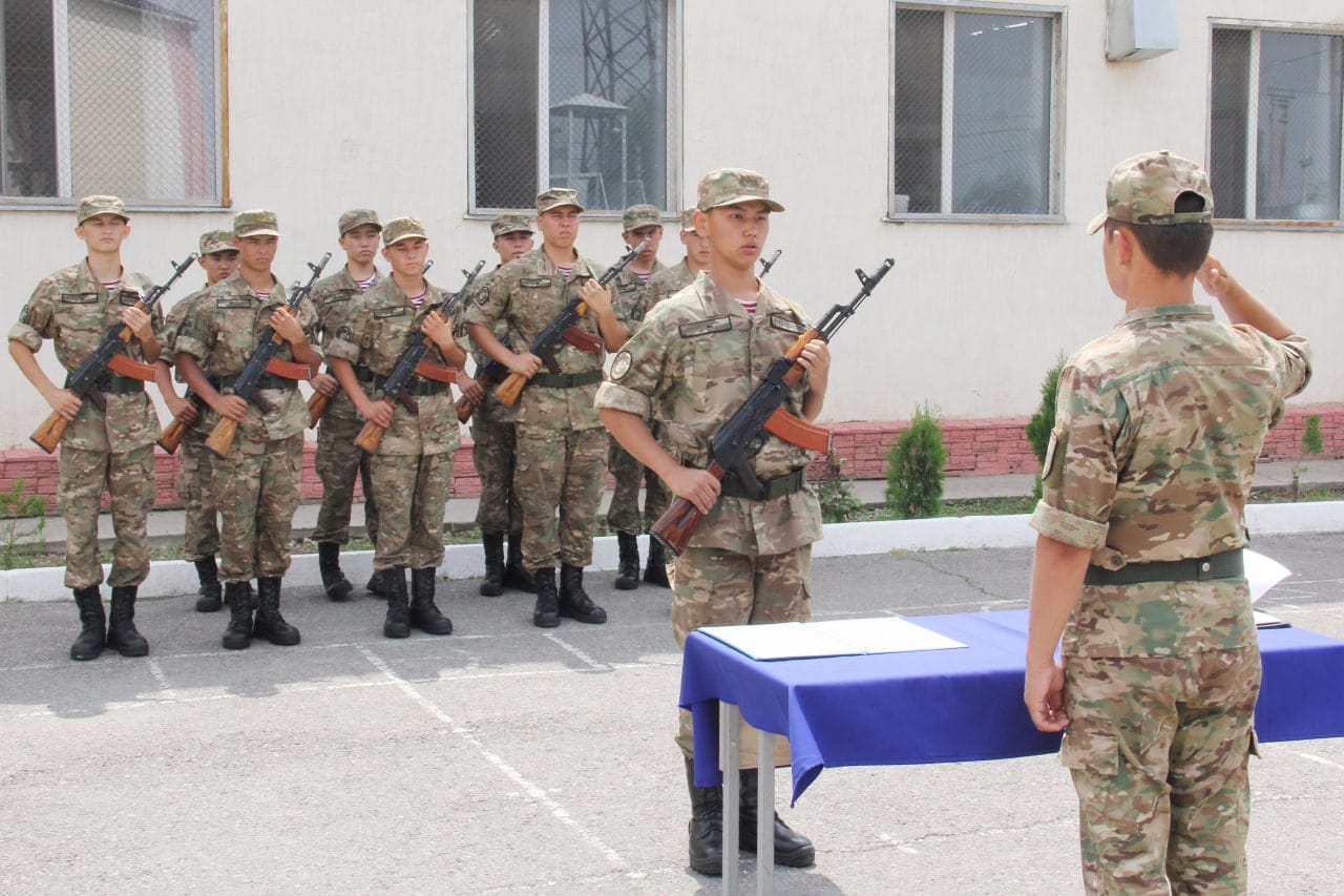 Әскер шыңдаған достық: Ұлттық ұланның әскери бөлімінде колледжде бірге оқыған 10 студент қызмет етуде