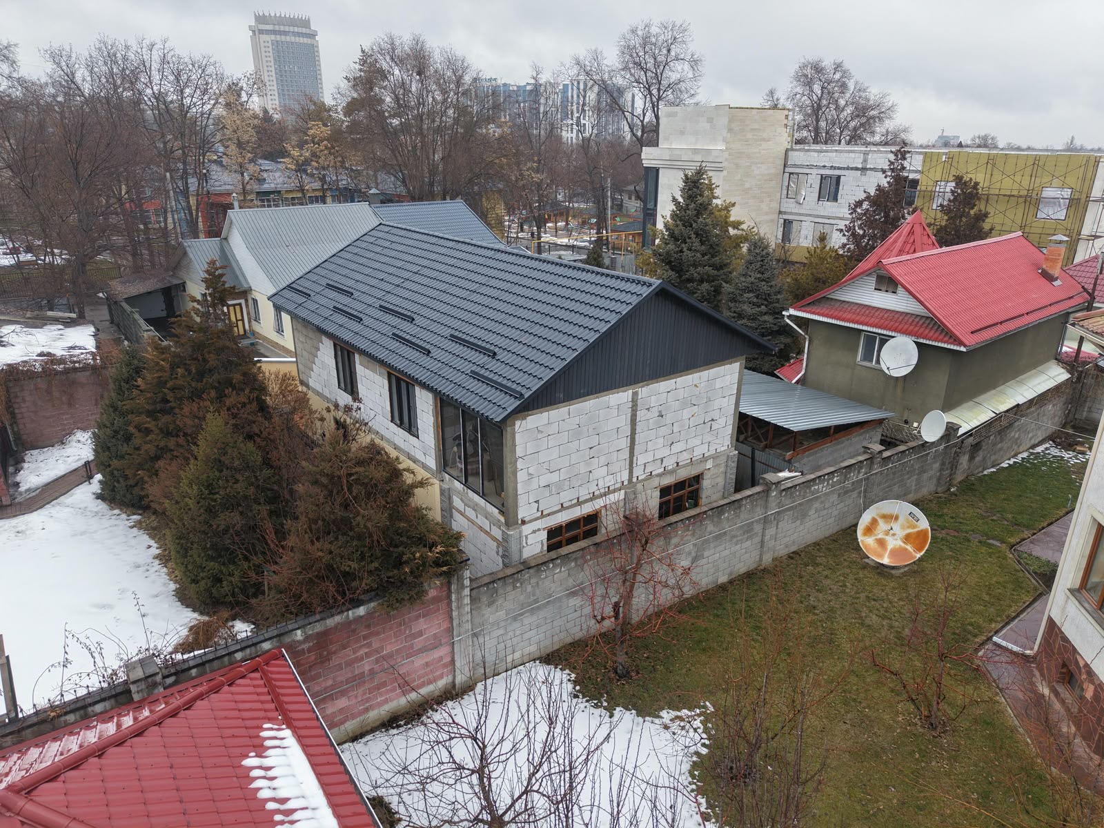 Алматының Медеу ауданында заңсыз салынған тағы бір нысан сүріліп жатыр