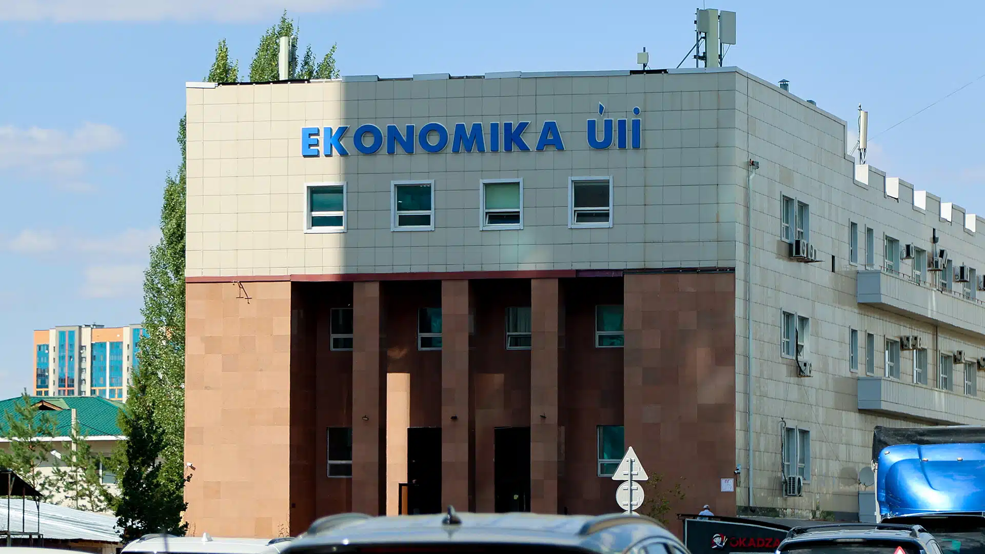 Елімізде латын әліпбиіндегі маңдайшаларды ілуге уақытша тыйым салынды