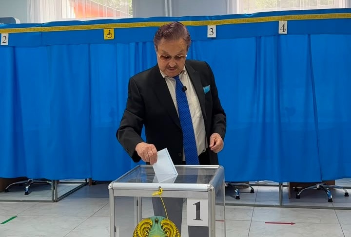 Алматыда Қазақстанның халық артисі Мұрат Серкебаев алғашқылардың бірі болып дауыс берді
