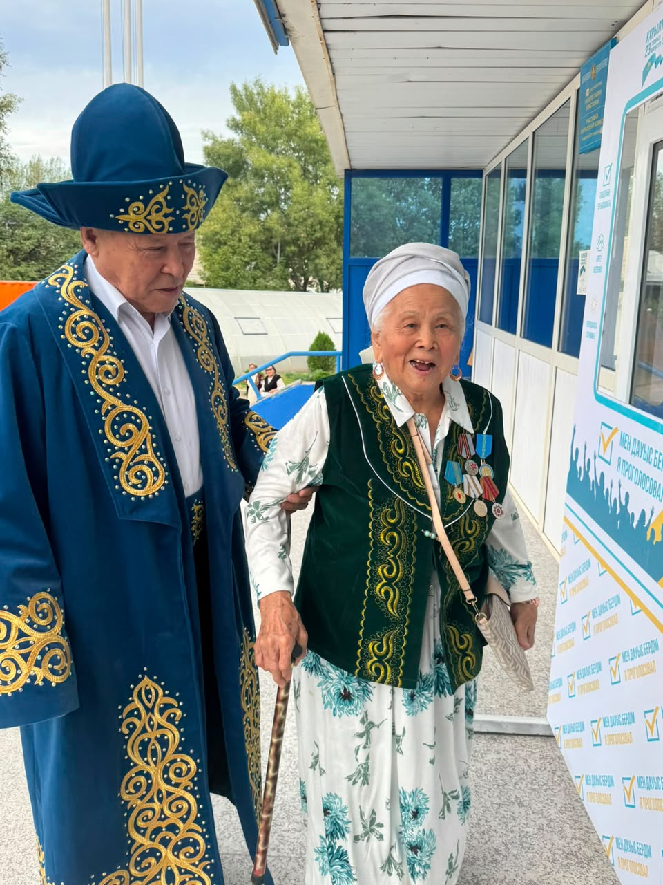 69 жастағы ұлы 90 жастағы анасын Алматыдағы сайлау учаскесіне ертіп келді