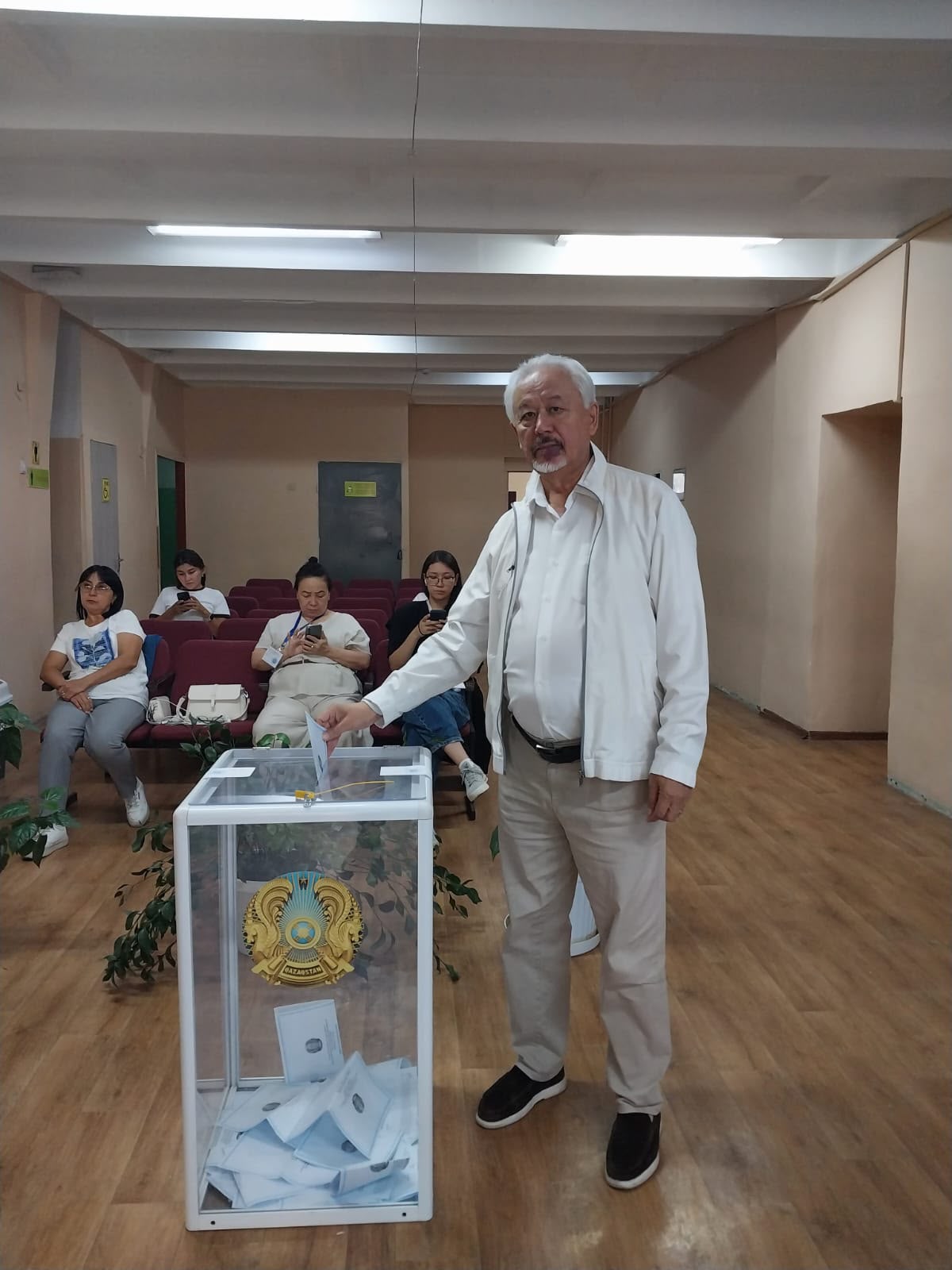 Ақын, ғалым, «Құрмет» орденінің иегері Әділғазы Қайырбеков Құрылтай сайлауында таңдау жасады