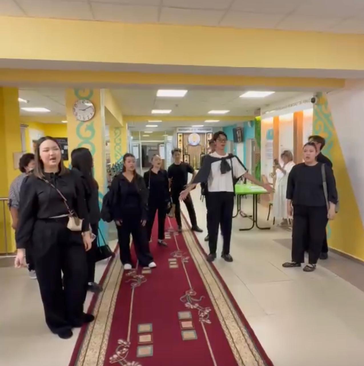 Алматылықтар сайлау учаскесінде күтпеген музыкалық перформанс ұйымдастырды