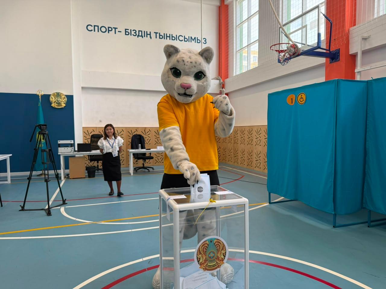 Алматының символы Барыс дауыс беруге қатысты