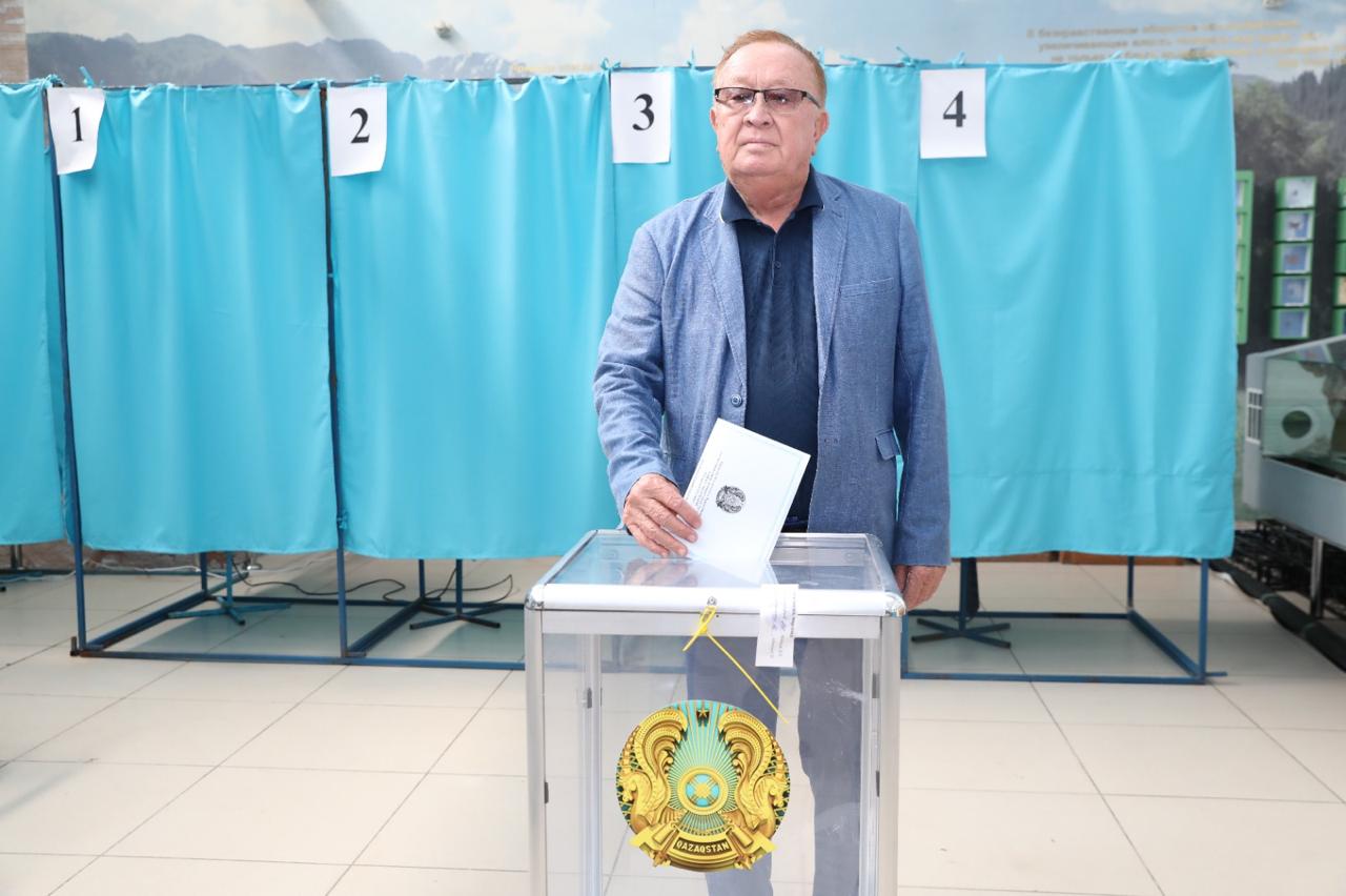 Халық артисі, композитор Алтынбек Қоразбаев Құрылтай сайлауында дауыс берді