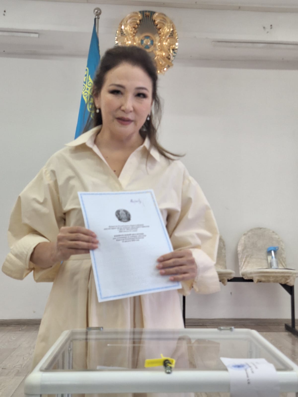 Алматыда танымал әнші Бақыт Шадаева Құрылтай сайлауында дауыс берді