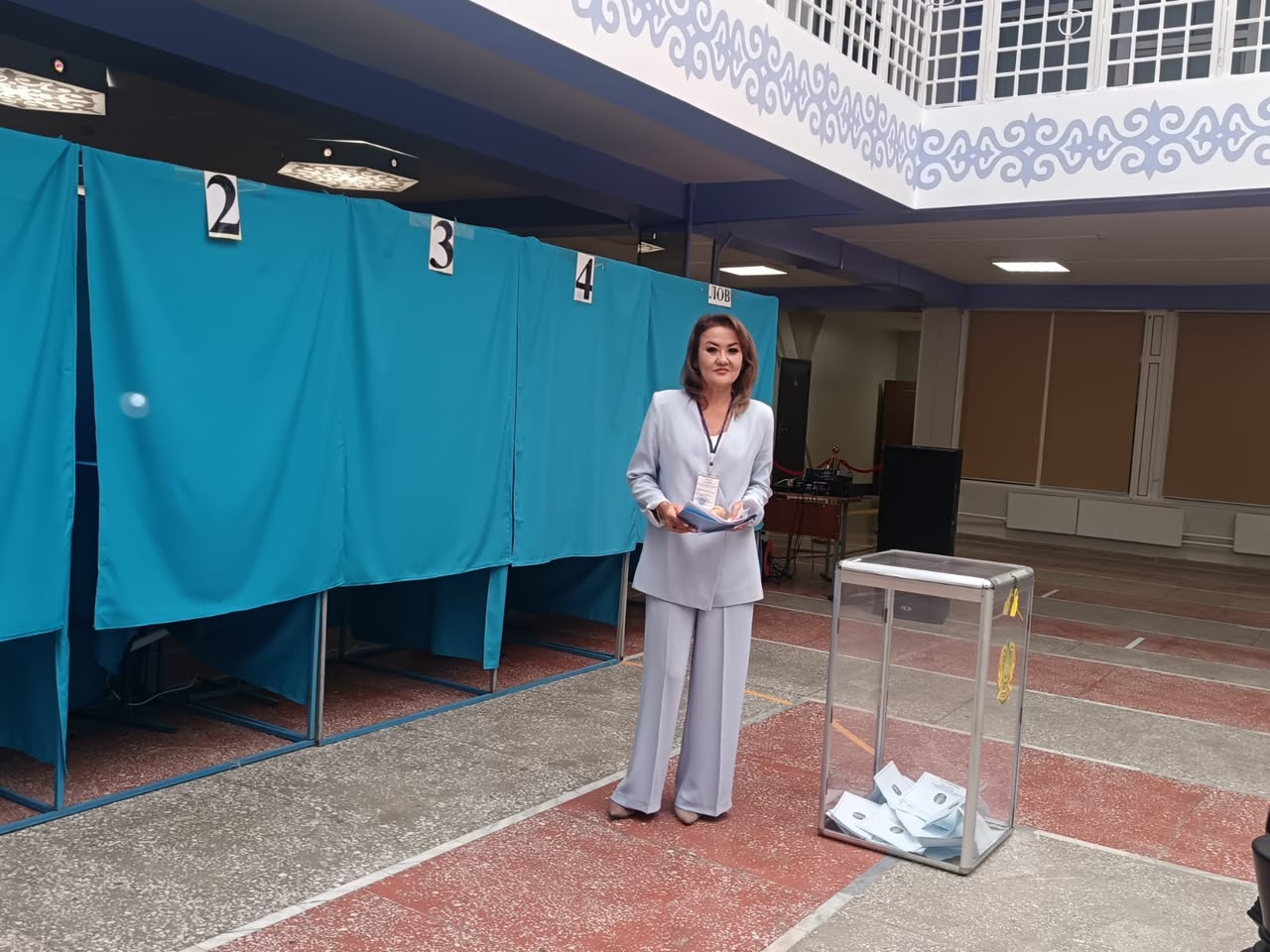 Әуен мен көтеріңкі көңіл күй: Алматыда Құрылтай сайлауы қалай өтіп жатыр