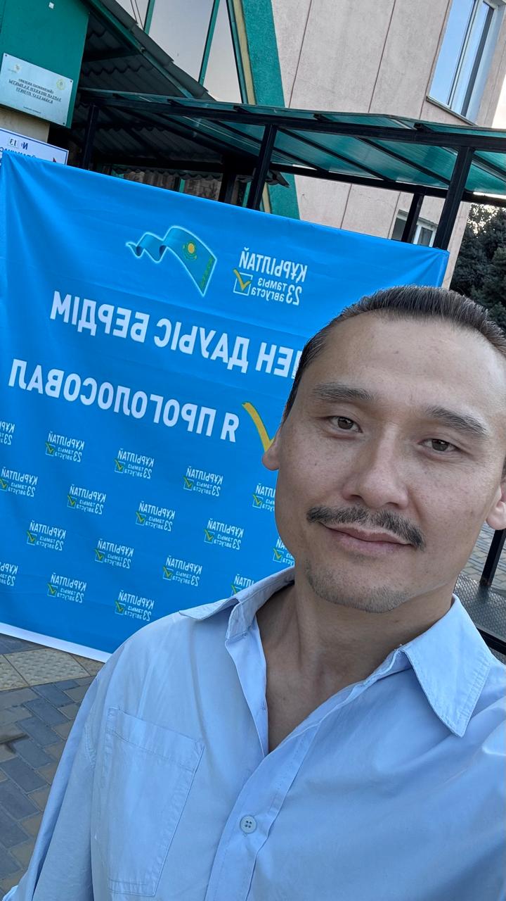 Алматыда театр және кино актері Әсет Есжан Құрылтай сайлауында дауыс берді