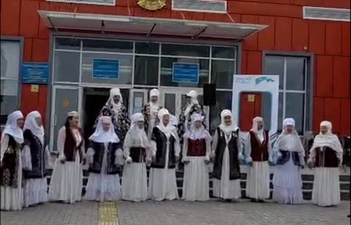 Алматылық әжелер сайлау учаскелерінде ән шырқап, тұрғындарға көтеріңкі көңіл-күй сыйлады